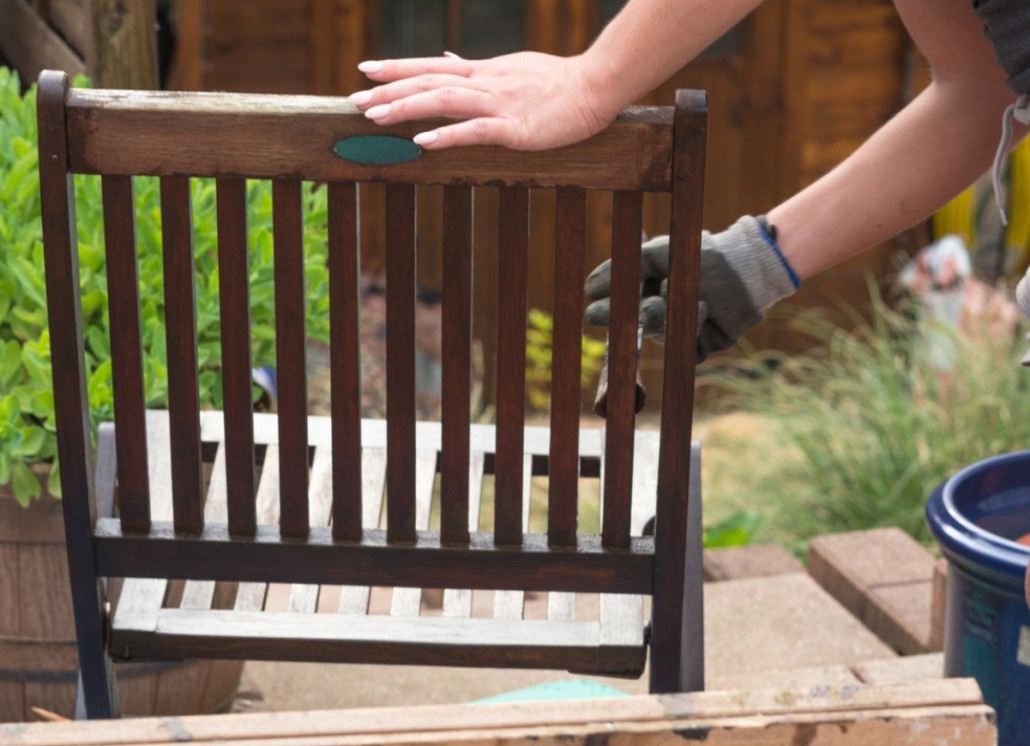 Cleaning_Patio_Furniture_and_Protecting_with_Varnish